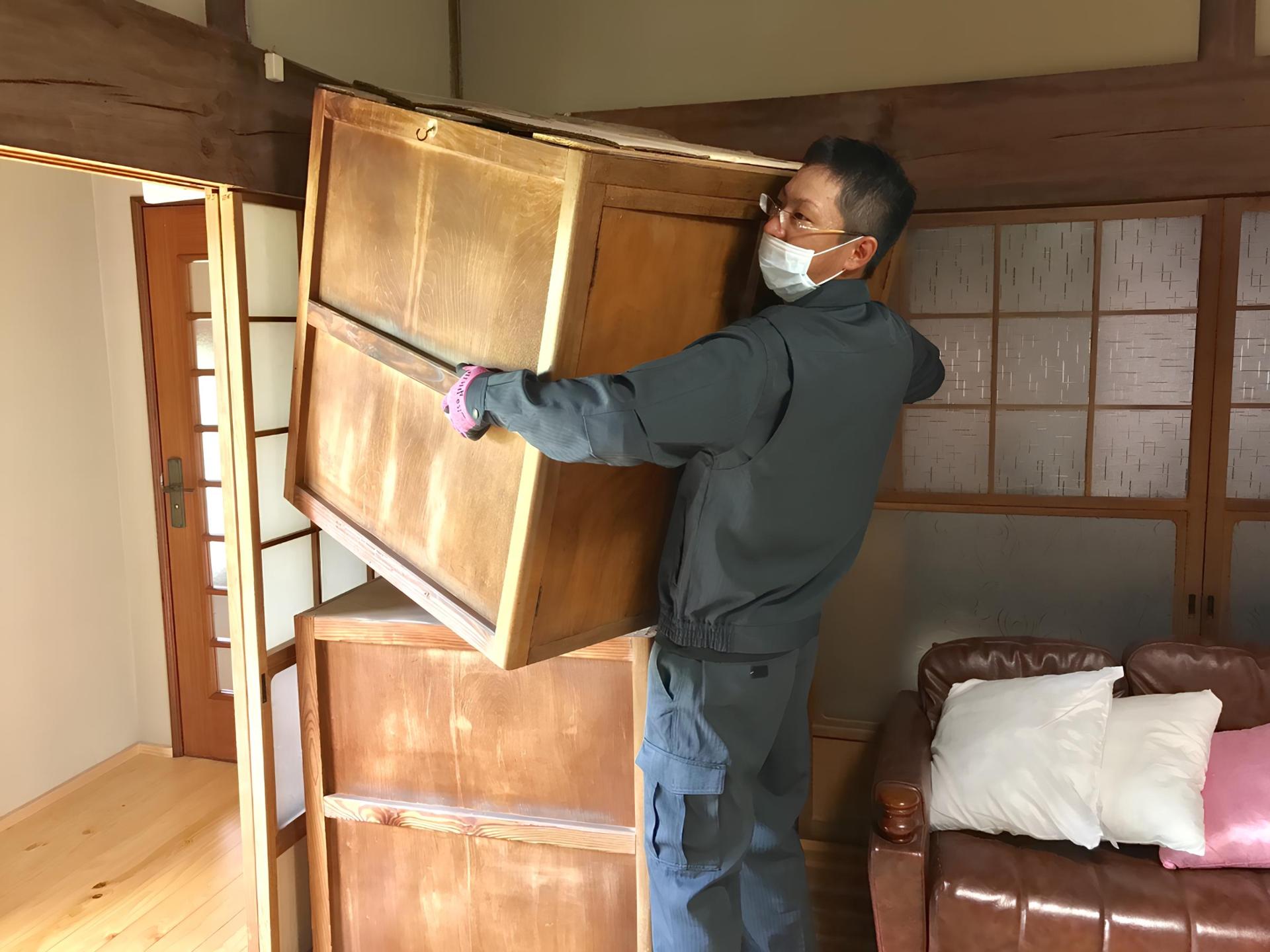 家具の積込作業 | 神奈川県相模原市の便利屋なら便利屋お助けマスター神奈川相模原緑区店